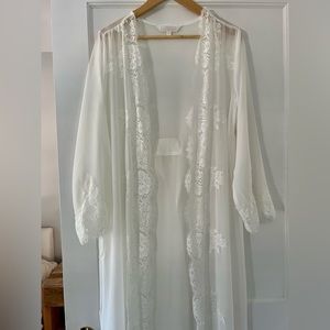 Homebodii Helena long lace robe